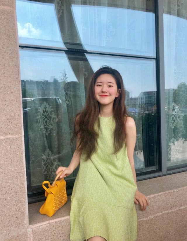 赵露思把“花朵”穿在身上,笑起来比初恋都甜