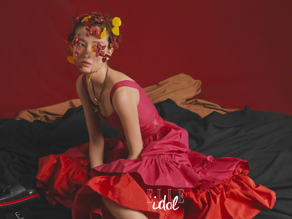 乔欣玫粉色羽毛裙搭配鲜花妆,少女风情复古浪漫让人眼前一亮!