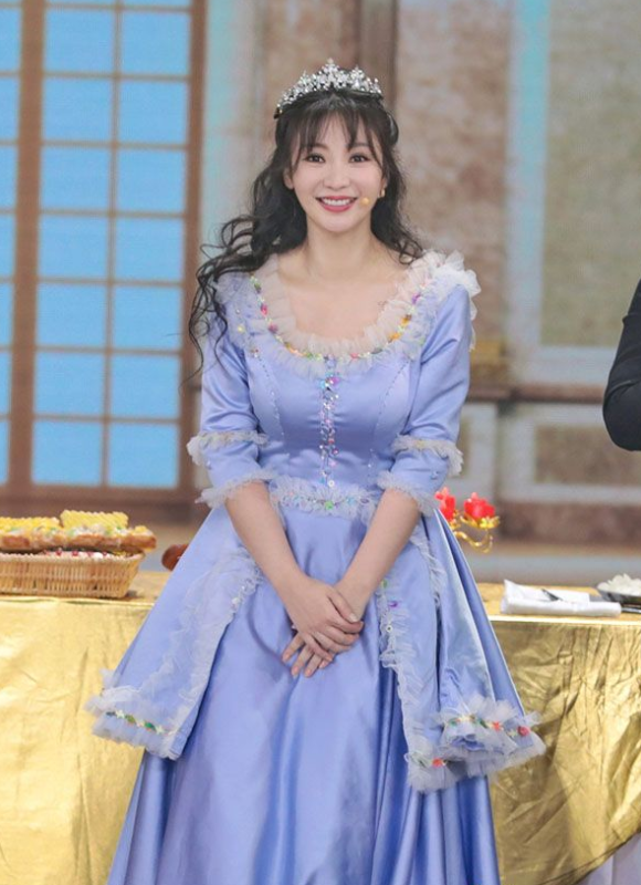 柳岩穿“公主裙”甜美优雅,终于高调美了一回