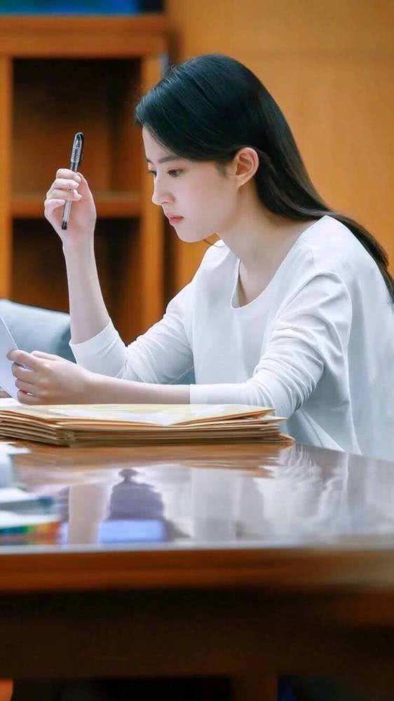 刘亦菲一看就知道没整容,这样穿真的太仙了,网友直呼:要恋爱了