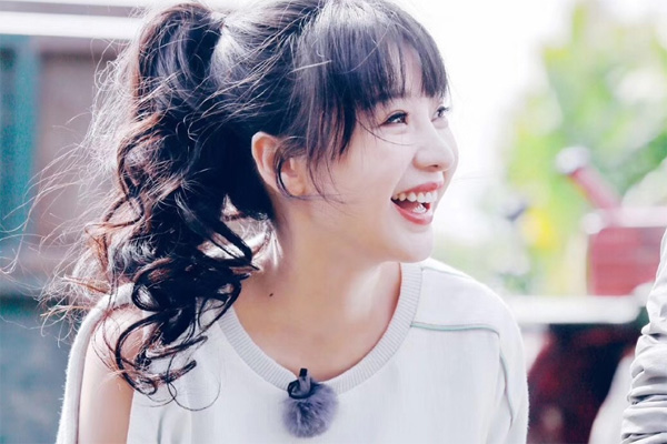 柳岩在哪里直播 淡黄的长裙read式rap太洗脑