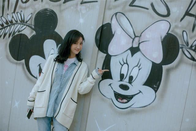 景甜穿白色T恤清新可人,双手托腮美如邻家少女