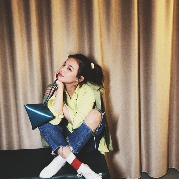 马思纯初春美照,穿淡黄色如少女,看全身照网友:腿太真实了