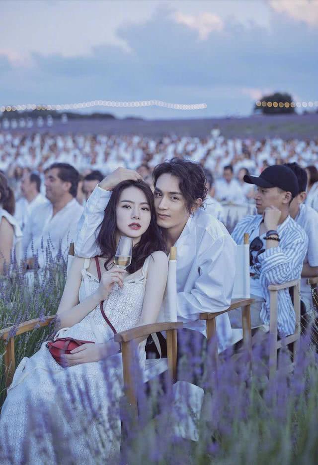 戚薇李承铉夫妇合体在国外亮相,穿白色吊带连衣裙清纯可爱