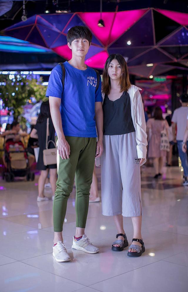 国内时尚潮人街拍，格纹裙配黑T时尚有型，阔腿裤配长袖衫超简约