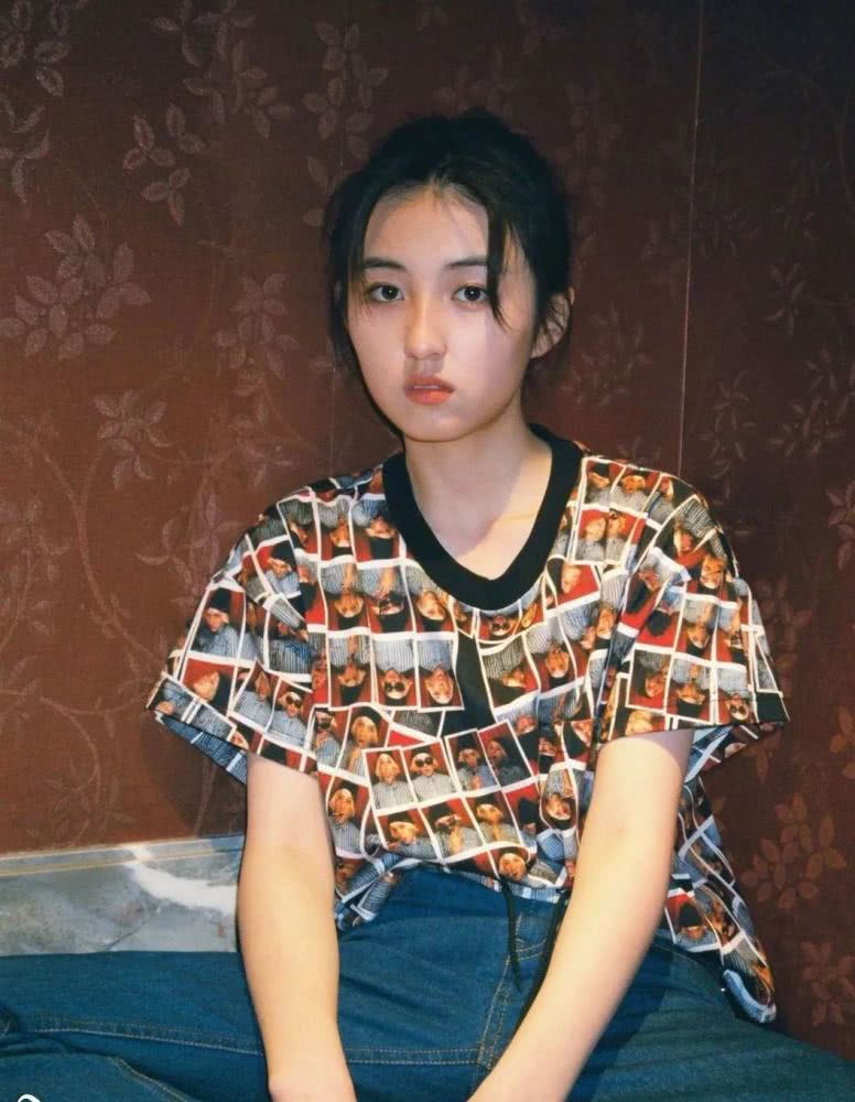 张子枫穿脸谱T恤晒照,复古时髦太有灵气