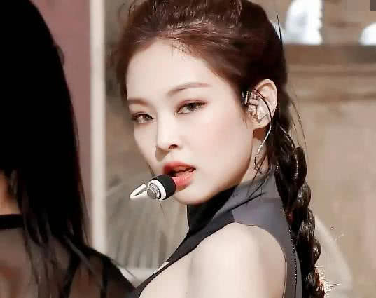 金智妮金发波浪卷一言难尽，丸子头有时可爱有时酷！太百变