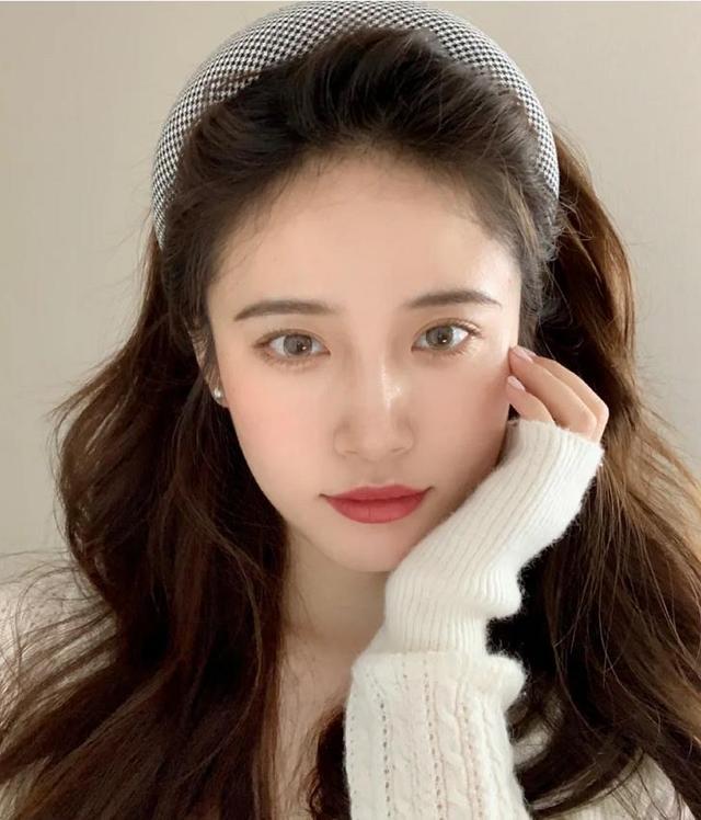 “大波浪”彻底失宠了，今年流行“复古波浪卷”，时髦又显魅力