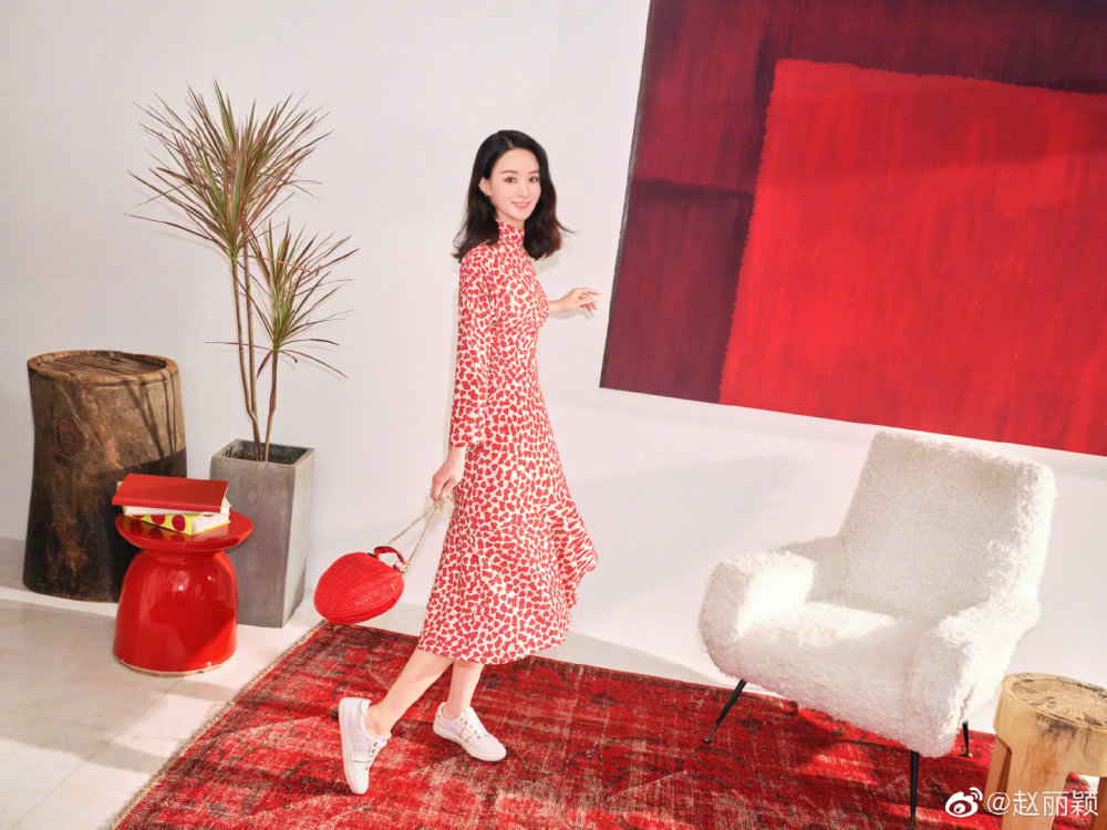 生完宝宝的赵丽颖更爱搞怪!开工穿米奇外套太可爱