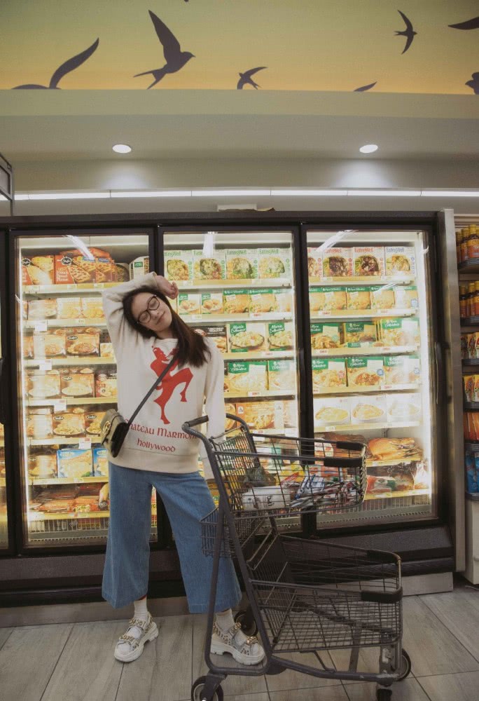 倪妮、古力娜扎、欧阳娜娜演绎超市时尚大片，展示青春活力时尚感