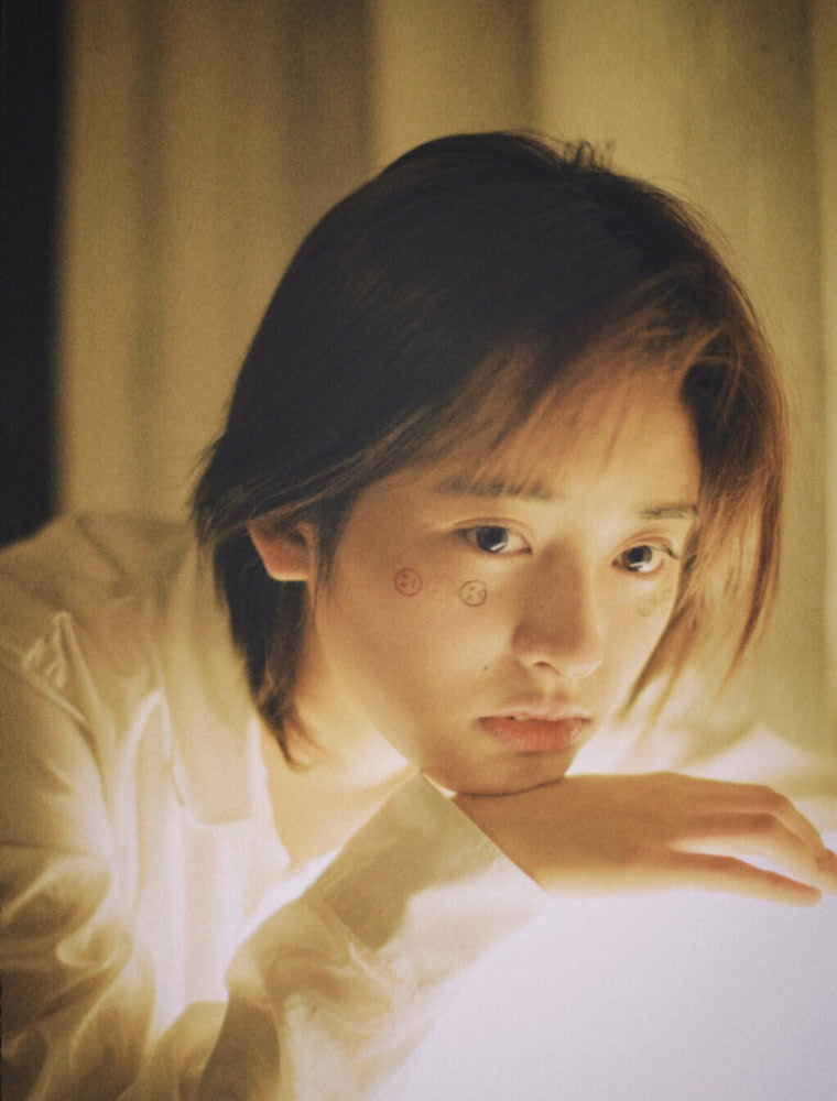 沈月2020最新胶片写真,穿白色衬衫出镜,脸颊画表情包俏皮搞怪