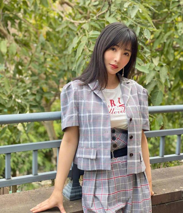 柳岩为显腿长裤腰快要提到了“胸口”,结果却出人意料的好看