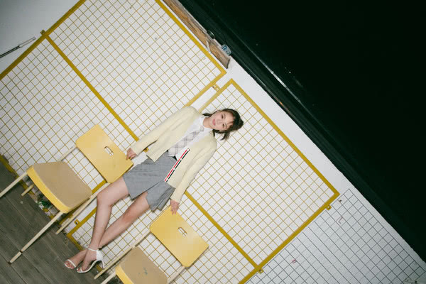 马思纯初春美照,穿淡黄色如少女,看全身照网友:腿太真实了