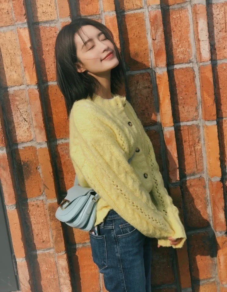 李沁穿黄色针织衫配牛仔裤,30岁甜美似少女