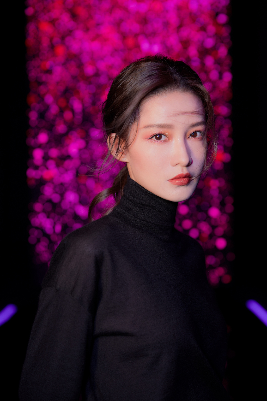 李沁酷美黑色系活动写真图片