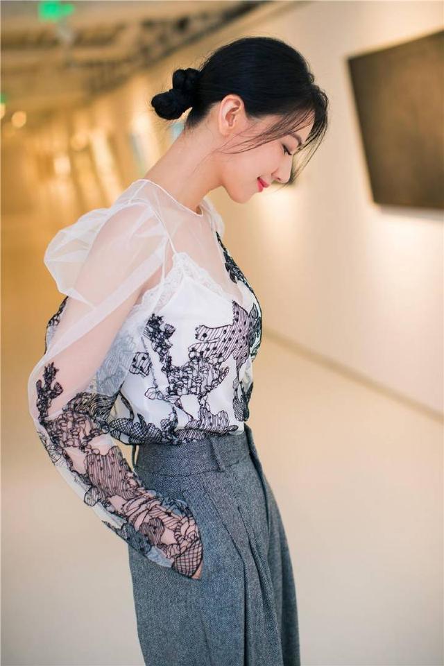 高圆圆薄纱刺绣衫配灰色阔腿裤,扎低盘发气质无敌了