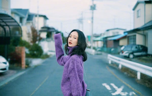 王鸥把基础款毛衣穿出了大牌感,37岁还拥有好身材