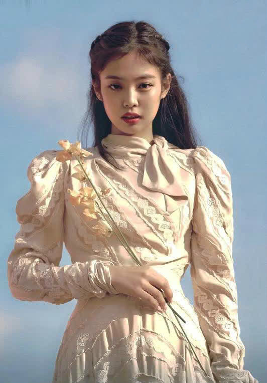 金智妮金发波浪卷一言难尽，丸子头有时可爱有时酷！太百变