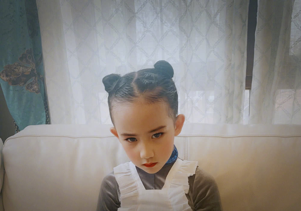 孙莉晒黄少艾近照,偷穿妈妈高跟鞋凹造型,两年前的碎花裙还再穿