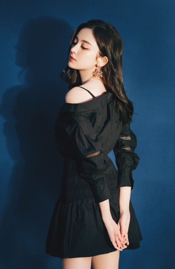 古力娜扎用“一根吊带”就撑起裙子,当领子滑下来时直男们全奔腾了