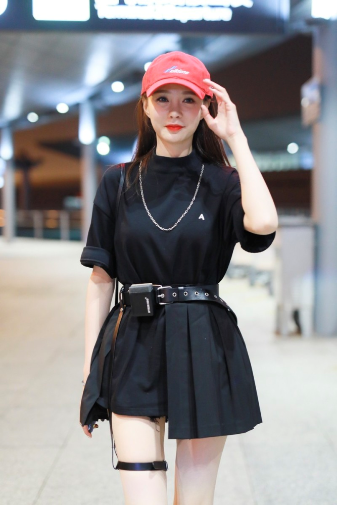 沈梦辰机场街拍太有少女感！黑T恤配百褶裙清新酷帅