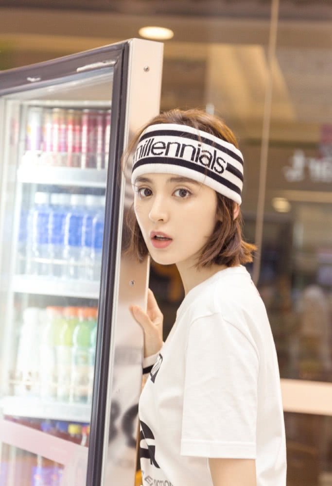 倪妮、古力娜扎、欧阳娜娜演绎超市时尚大片，展示青春活力时尚感