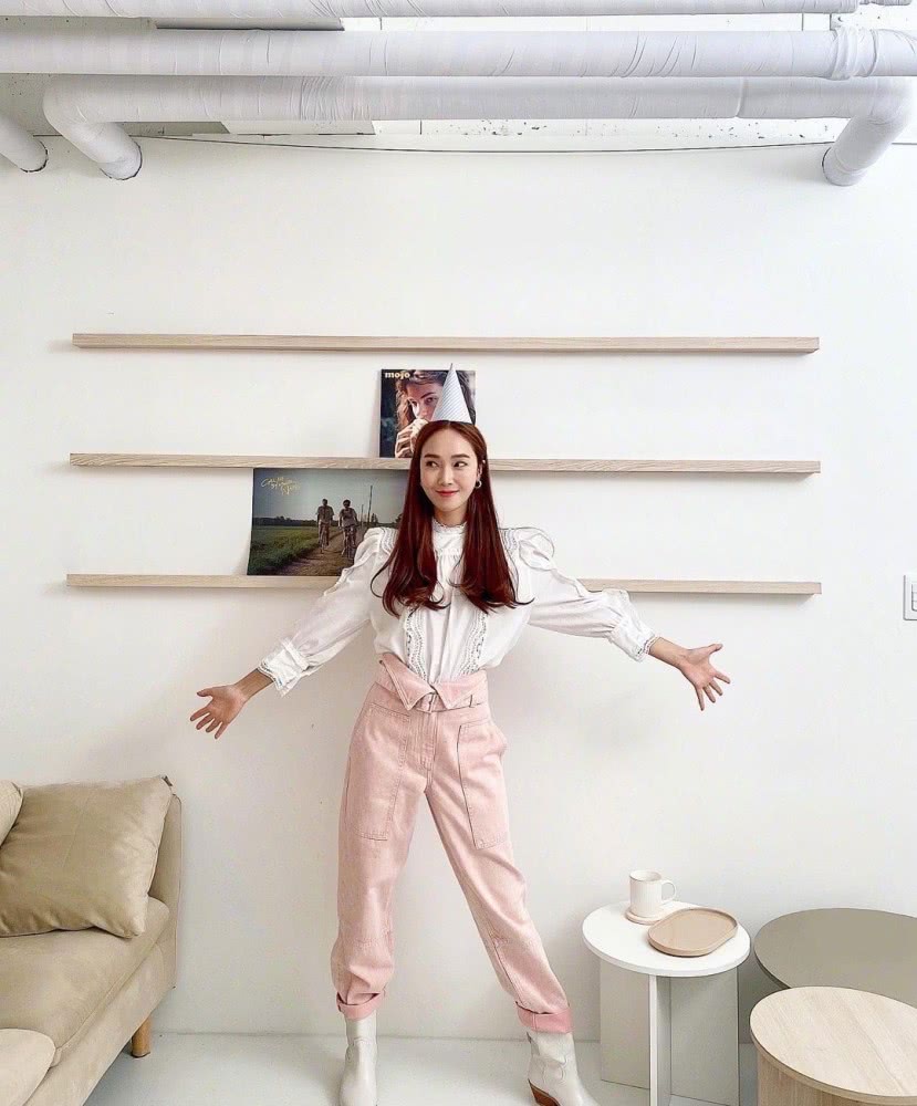 沈梦辰周雨彤示范春日穿搭 不但抢眼还招桃花！堪称行走的直男斩