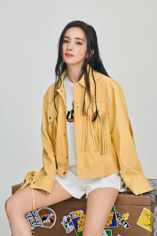 杨幂最新广告片上线，露脐装搭配开叉裙，身材比例太惊艳！