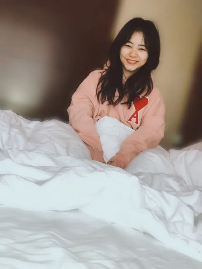 谭松韵齐刘海配清爽牛仔服，娃娃脸奔三看着还像18岁少女