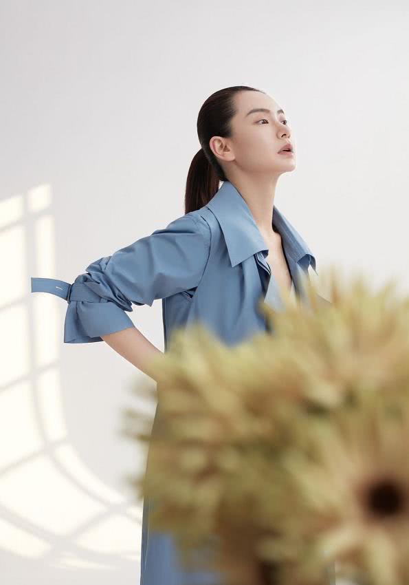 戚薇不化眼妆的模样太英气，最新造型好像“日系男友”