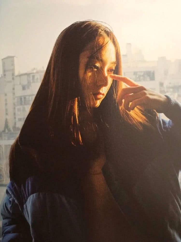 郑秀晶最新照片玩转西装造型太飒,盛世美颜又回来了