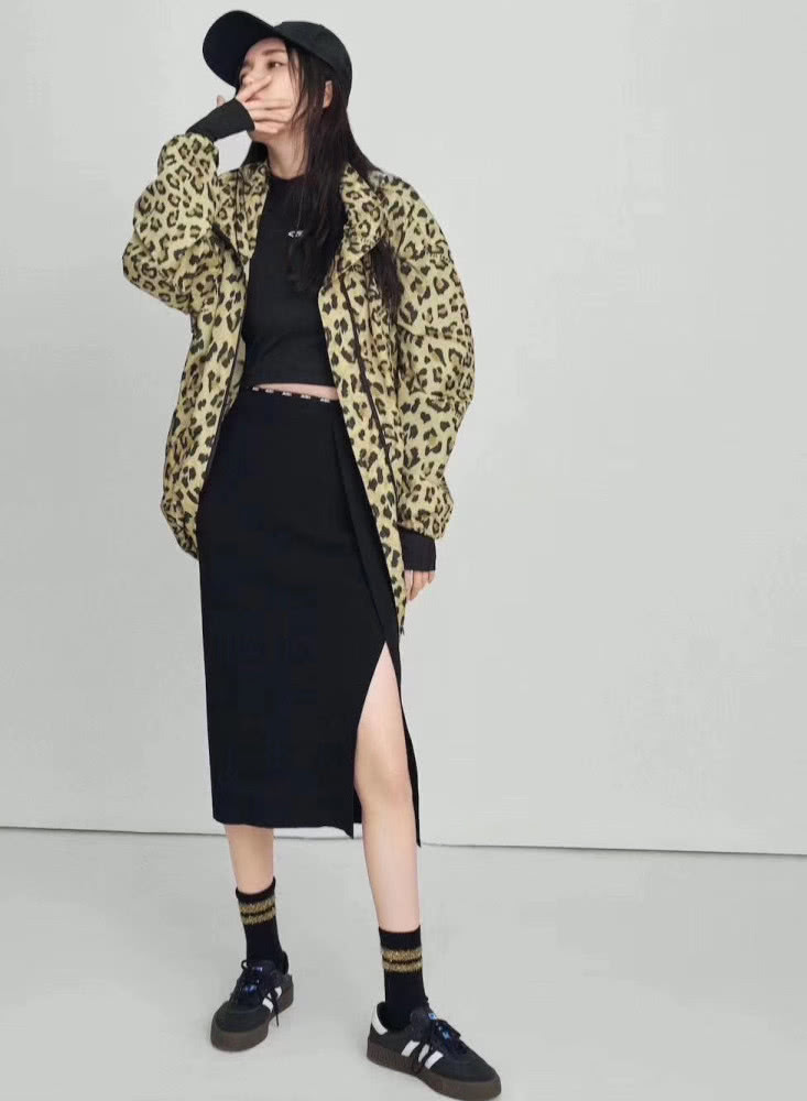 杨幂最新广告片上线，露脐装搭配开叉裙，身材比例太惊艳！