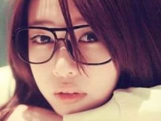 女生一戴眼镜就觉得丑?有这4个特征的女生戴眼镜反而还会变好看