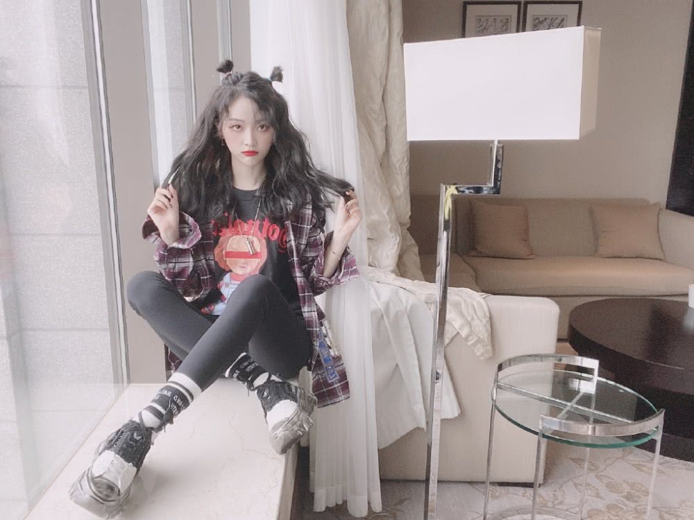 沈梦辰和吴宣仪同为双丸子头造型卖萌，却看不出年龄差，你更喜欢谁呢？