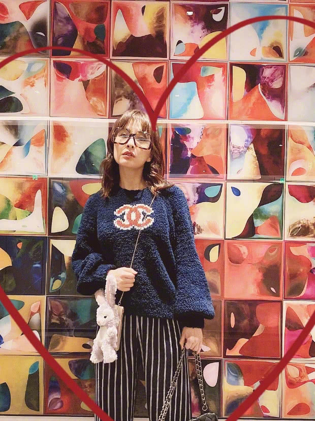 吴昕的搭配越来越嫩了，BABY蓝卫衣搭配运动裤太有少女心