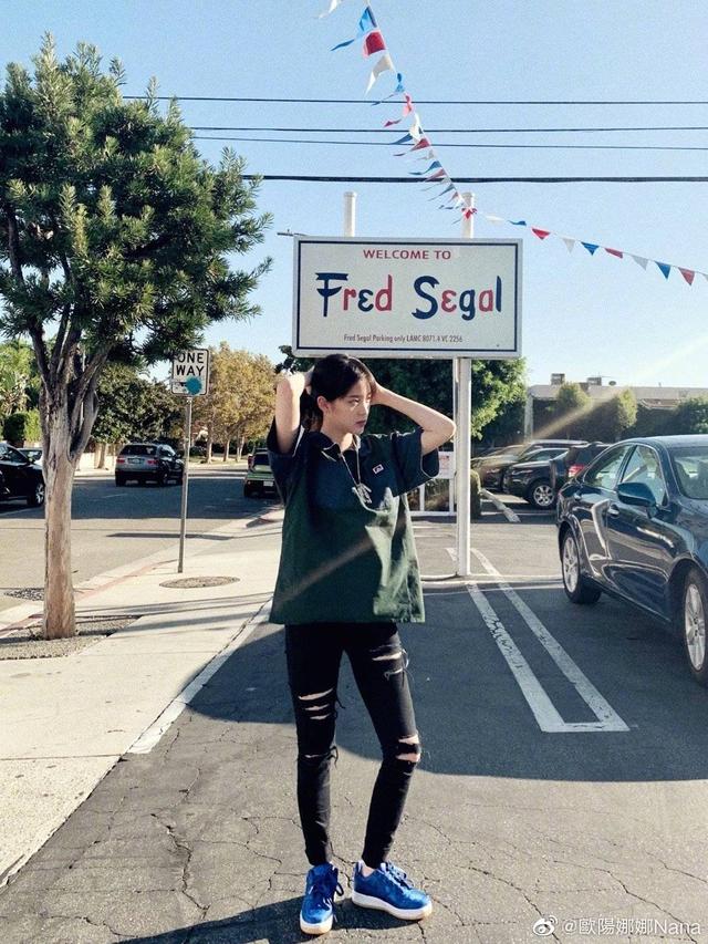 欧阳娜娜发自拍,白底碎花上衣小露锁骨,这是改走小性感路线?