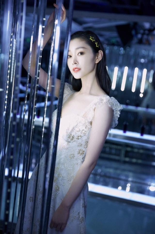 佟丽娅一条两根带子的裙子也能穿的很美,气质真好