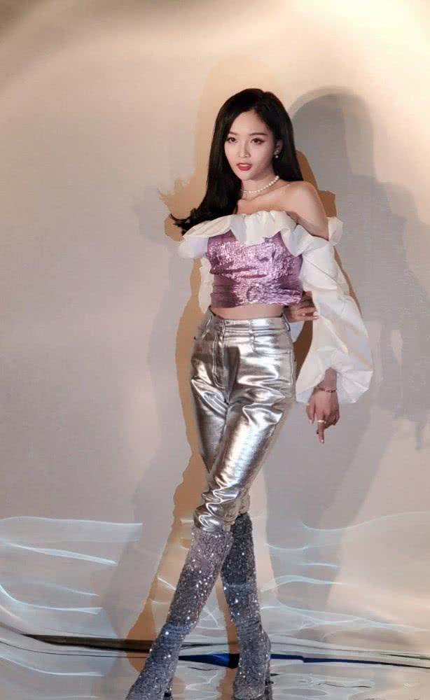 吴宣仪皮裤塞进长靴都能穿成堆堆袜，这腿被开过窗吗？