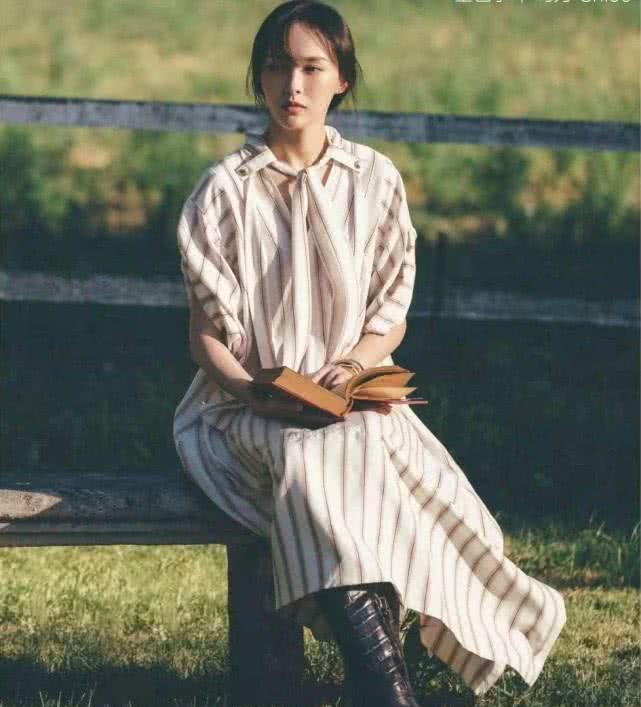 唐嫣婚后首曝清新写真 眼神透着娇俏少女感满满