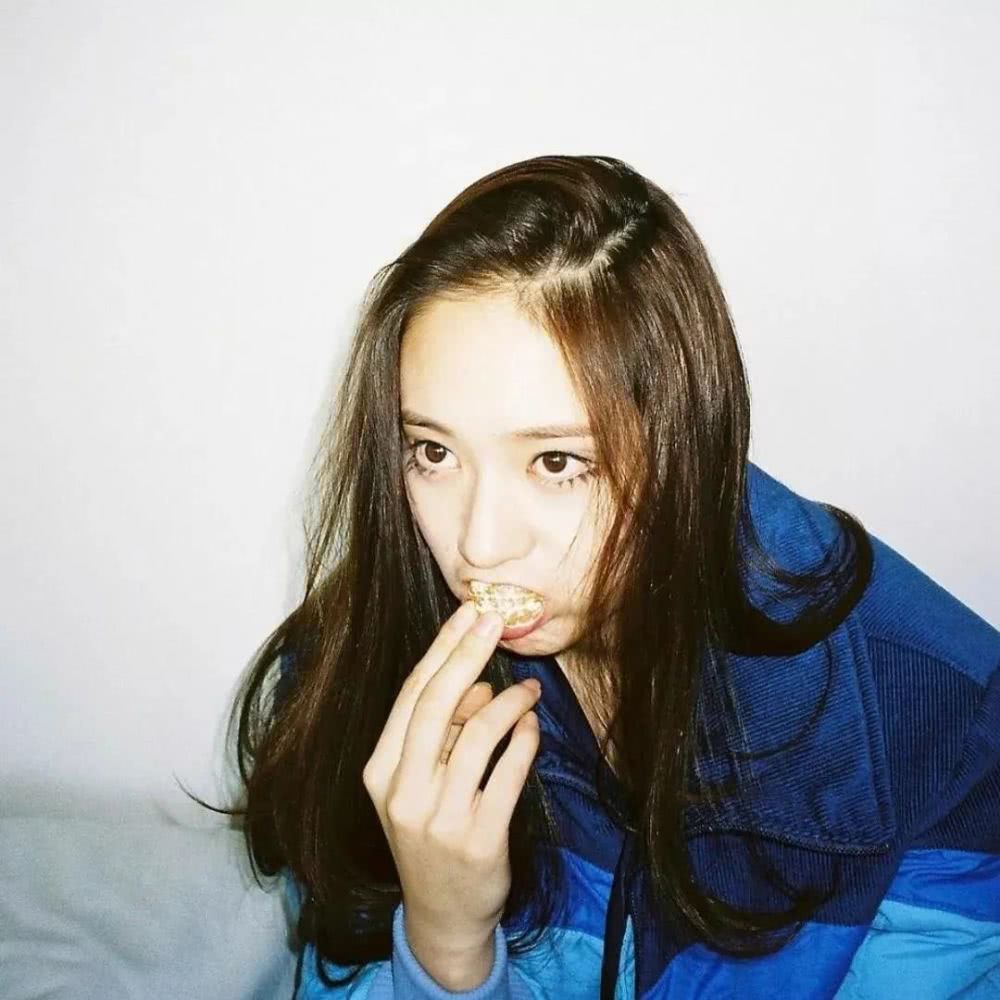 郑秀晶最新照片玩转西装造型太飒,盛世美颜又回来了