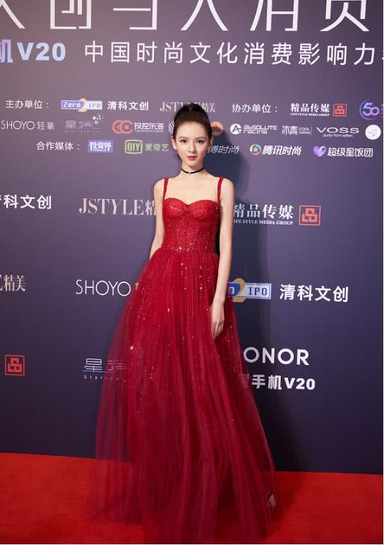 张予曦脖子上绑“带子”不怕掉，衣服又亮又闪美的让人心动