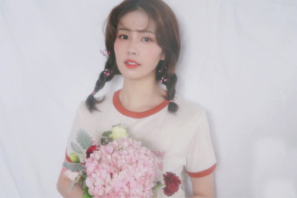 白鹿穿T恤扎双麻花辫，美的比绣球花还娇嫩