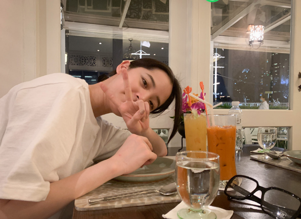 欧阳娜娜泰国探班干爸TAE,身穿白色T恤妥妥元气美少女