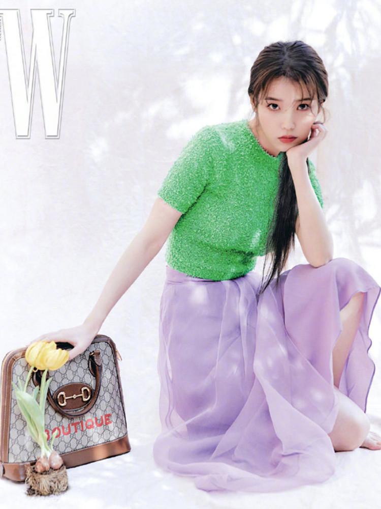 IU李知恩有颜任性,挑战高饱和度造型绿配紫意外时尚!