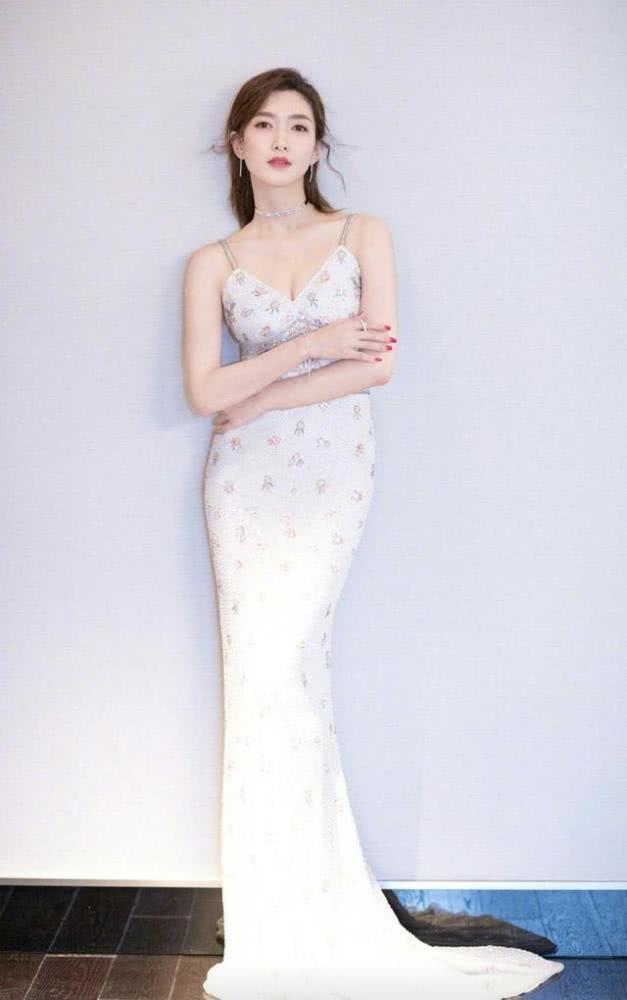 佟丽娅一条两根带子的裙子也能穿的很美,气质真好