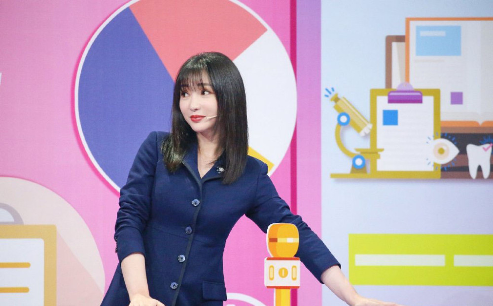 柳岩穿藏蓝呢子套装亮相,依旧笑眼弯弯,确定39了?