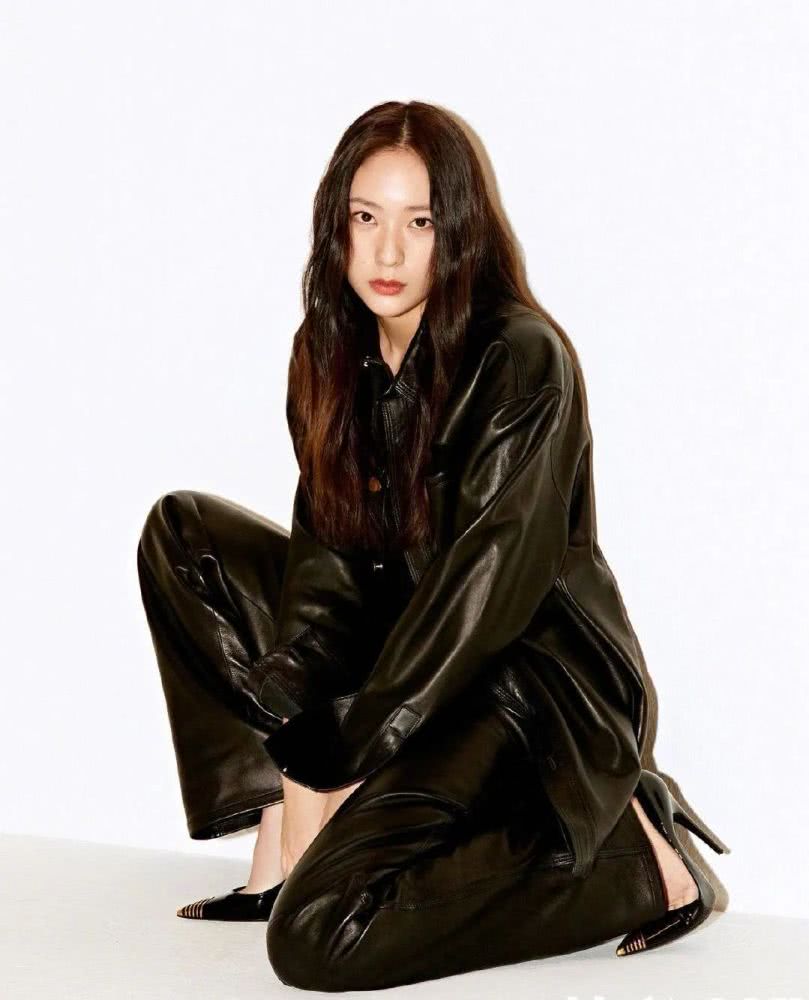 郑秀晶最新照片玩转西装造型太飒,盛世美颜又回来了