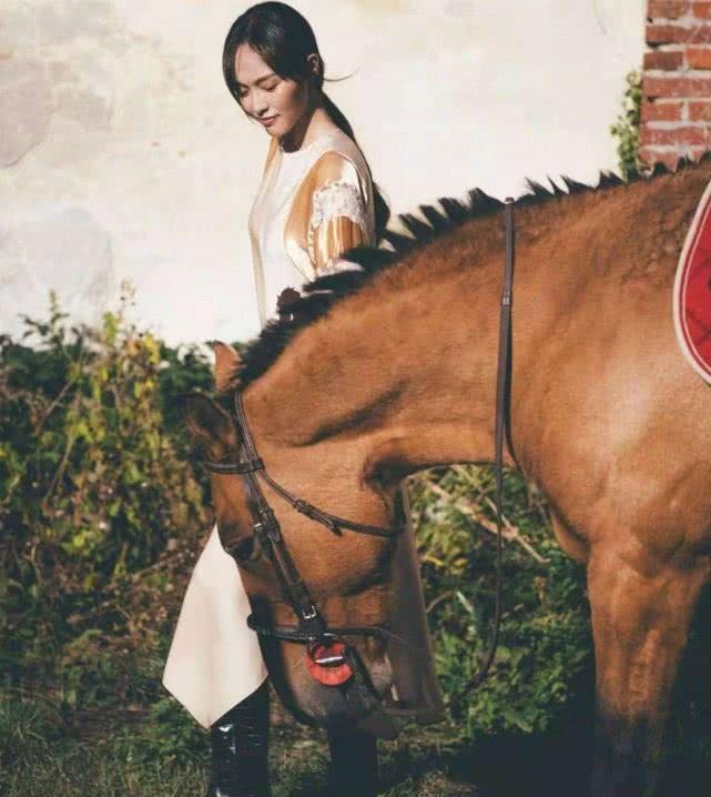 唐嫣婚后首曝清新写真 眼神透着娇俏少女感满满