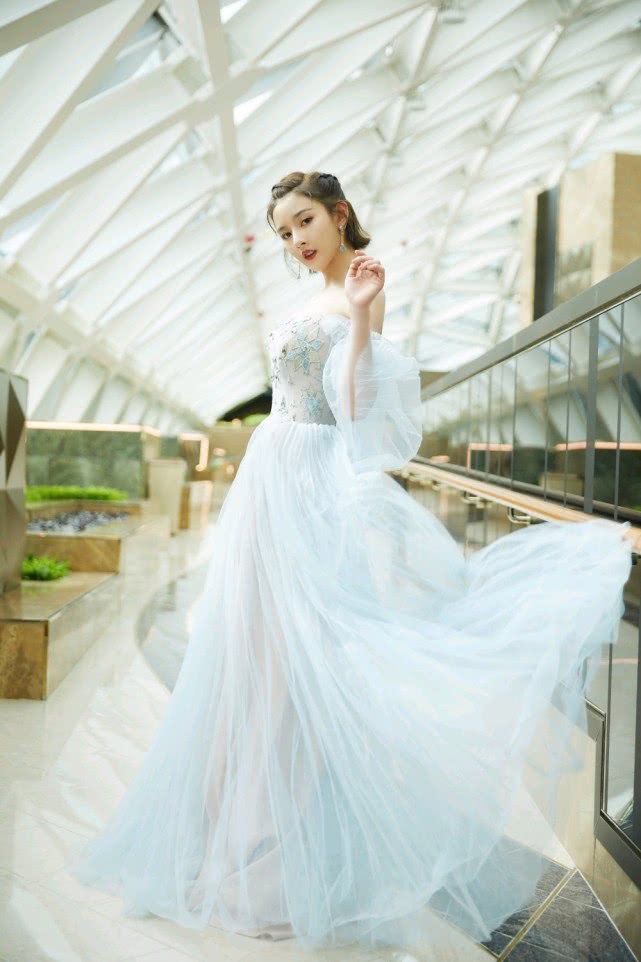 有种“发育过猛”叫宋祖儿，穿上薄纱裙，尽显好身材