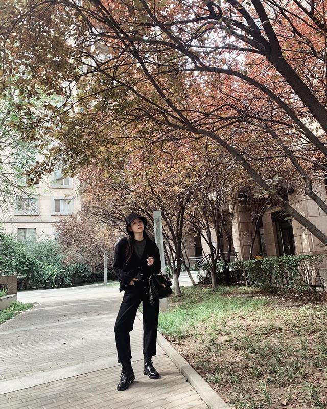 欧阳娜娜发自拍,白底碎花上衣小露锁骨,这是改走小性感路线?